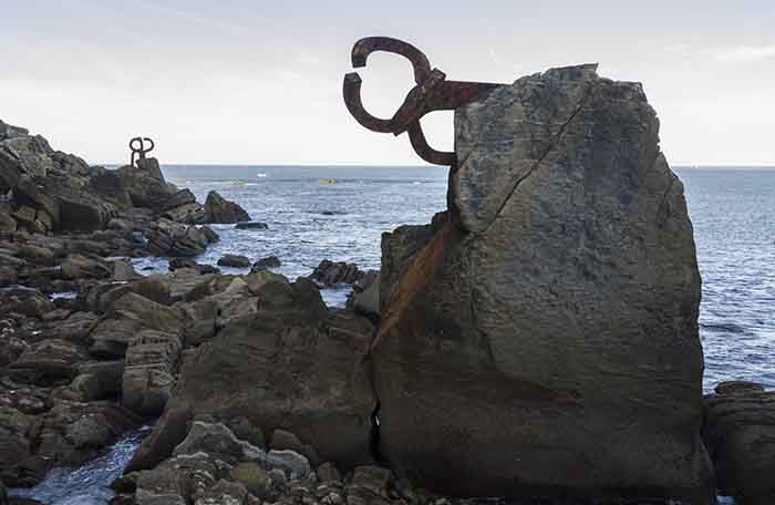 Guipúzcoa - San Sebastián 126 - escultura El Peine del Viento.jpg